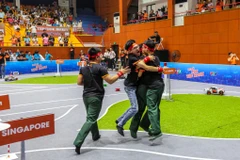 Trong trận thi đấu cuối cùng với đội Fast and Fiery của Học viện Công nghệ Bưu chính Viễn thông, 4 chàng trai của đội MTA_R4F đến từ Học viện Kỹ thuật Quân sự đã xuất sắc giành chiến thắng. (Ảnh: Minh Sơn/Vietnam+)