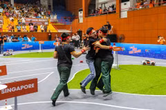 Trong trận thi đấu cuối cùng với đội Fast and Fiery của Học viện Công nghệ Bưu chính Viễn thông, 4 chàng trai của đội MTA_R4F đến từ Học viện Kỹ thuật Quân sự đã xuất sắc giành chiến thắng. (Ảnh: Minh Sơn/Vietnam+)