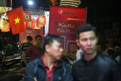 Ngày Thần Tài 2019 này rơi vào thứ Năm ngày 10 tháng Giêng Âm lịch (tức vào ngày 14/02/2019), ngay từ sáng sớm tại một số cửa hàng trên phố Cầu Giấy, hay 'thủ phủ' vàng Trần Nhân Tông đã rất đông người dân đứng xếp hàng. (Ảnh: Minh Sơn/Vietnam+)