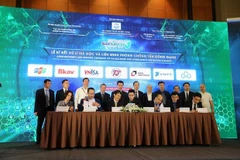 Cục An toàn thông tin và Hiệp hội An toàn thông tin Việt Nam (VNISA) cùng với 5 thành viên sáng lập ra mắt Liên minh xử lý mã độc và phòng chống tấn công mạng. (Ảnh: Minh Sơn/Vietnam+)