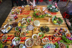 Trong 2 ngày từ 12-13/1, thực khách Thủ đô sẽ được khám phá hàng trăm món ăn tại lễ hội ẩm thực châu Á đang diễn ra tại Sân vận động Quần Ngựa (Hà Nội). (Ảnh: Minh Sơn/Vietnam+)