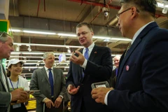 Đại sứ Daniel J. Kritenbrink tỏ ra thích thú khi thưởng thức những trái việt quất được nhập khẩu trực tiếp từ Mỹ. (Ảnh: PV/Vietnam+)