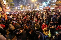 Tối 12/2 (tức mùng 8 tháng Giêng Âm lịch), hàng ngàn người dân Thủ đô đã đổ về Tổ đình Phúc Khánh (hay còn gọi là chùa Phúc Khánh) trên đường Tây Sơn (quận Đống Đa, Hà Nội) dự lễ dâng sao giải hạn đầu năm. (Ảnh: Minh Sơn/Vietnam+)
