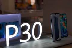 Các đại lý cam kết vẫn áp dụng các chính sách bảo hành, đổi trả với các mẫu điện thoại Huawei trong mọi trường hợp xảy ra. (Ảnh: Minh Sơn/Vietnam+)