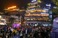 Hàng ngàn người dân Thủ đô đổ về Hồ Gươm trước thời khắc Giao thừa