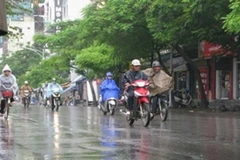 Miền Bắc mưa lạnh, miền Nam tiềm ẩn nguy cơ lốc xoáy