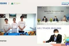 Đội thi ROBO KAT trình bày dự án Nghiên cứu ứng dụng phương pháp lực hút không tiếp xúc thiêt kế, chế tạo xe robot leo tường phục vụ trong công tác thăm dò, kiểm tra “Ống cống thoát nước.” (Nguồn: SS)