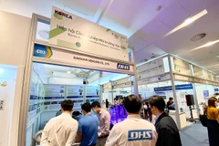 Các gian hàng của doanh nghiệp tới từ Hàn Quốc nhận được rất đông sự quan tâm của khách thăm quan Việt Nam. (Ảnh: T.H/Vietnam+)