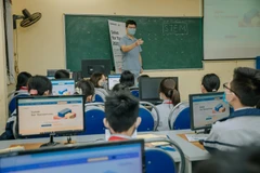 Các em học sinh được tham gia các chương trình đào tạo khi tham dự Solve for Tomorrow. (Ảnh: DiLi/Vietnam+)