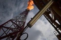 Tàu chở dầu hoạt động ngoài khơi bờ biển Angola trên Đại Tây Dương. (Ảnh: AFP/TTXVN)