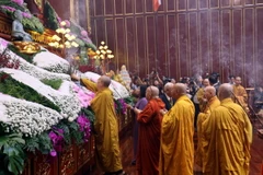 Các đại biểu, chư tăng thắp hương tưởng niệm Đức vua-Phật hoàng Trần Nhân Tông. (Ảnh: Đức Hiếu/TTXVN)