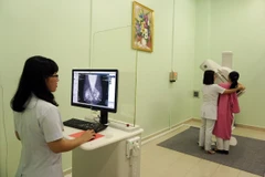 Một phụ nữ chụp nhũ ảnh, tầm soát ung thư vú. (Ảnh: Phương Vy/TTXVN) 