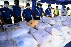 Hải quân Sri Lanka trưng bày số heroin thu giữ trên một tàu đánh cá tại khu vực ngoài khơi Colombo, ngày 25/1/2022. (Ảnh: AFP/TTXVN)