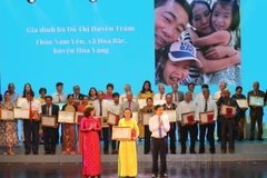 Trao Bằng khen cho các Gia đình Văn hóa tiêu biểu tại Đà Nẵng. (Ảnh: Trần Lê Lâm/TTXVN) 