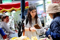 Du khách tham quan, trải nghiệm ẩm thực trong phố cổ Hà Nội. (Ảnh: Thanh Tùng/TTXVN)