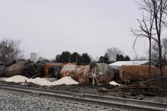 Hiện trường vụ tàu hỏa trật bánh tại East Palestine, Ohio, Mỹ, ngày 14/2/2023. (Ảnh: THX/TTXVN)