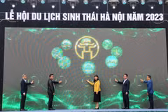 Các đại biểu thực hiện nghi thức bấm nút khai mạc Lễ hội Du lịch Sinh thái Hà Nội 2023 "Ba Vì trải nghiệm xanh." (Ảnh: Tuấn Đức/TTXVN)