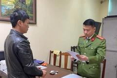 Cơ quan Cảnh sát Điều tra đang đọc lệnh bắt giữ đối với bị can Nguyễn Công Thành. (Ảnh: Cơ quan Công an cung cấp)