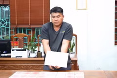 Đối tượng Cứ A Anh và tang vật 16 bánh heroin. (Ảnh: Nguyễn Oanh/TTXVN) 