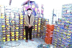 Đối tượng Lê Nguyễn Thanh Huy cùng tang vật. (Ảnh: TTXVN phát)