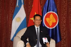 Đại sứ Việt Nam tại Argentina Dương Quốc Thanh trao đổi với phóng viên TTXVN. (Ảnh: Ngọc Tùng/TXVN) 