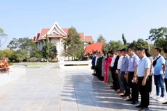 Phút mặc niệm trước Tượng đài Chủ tịch Kaysone Phomvihane tại thủ đô Vientiane. (Ảnh: Phạm Kiên/TTXVN)