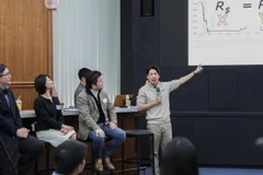 Diễn giả Nguyễn Tuấn Anh, Điều phối viên tại Trung tâm ASEAN-Nhật Bản phân tích về tình hình kinh tế Nhật Bản. (Ảnh: Xuân Giao/TTXVN)