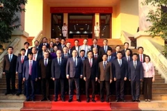 Thủ tướng Roman Golovchenko và Đoàn Đại biểu Cấp cao Chính phủ Cộng hòa Belarus chụp ảnh lưu niệm với lãnh đạo tỉnh Hưng Yên. (Ảnh: Đinh Văn Nhiều/TTXVN)