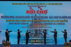 Đại biểu hai nước Việt Nam-Trung Quốc ấn nút khai mạc Hội chợ Thương mại-Du lịch Quốc tế Việt-Trung lần thứ 15. (Ảnh: Thanh Vân/TTXVN) 