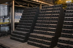 Nhôm được sản xuất tại nhà máy ở Dunkirk, miền Bắc nước Pháp. (Ảnh: AFP/ TTXVN) 