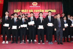 Nhà tài trợ tặng thưởng học sinh đoạt giải Olympic và Khoa học Kỹ thuật Quốc tế năm 2023. (Ảnh: Thanh Tùng/TTXVN)