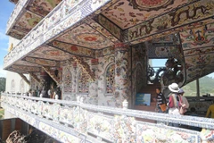 Các mảnh sành được ốp vào tất cả công trình kiến trúc của chùa Linh Phước. (Ảnh: Nguyễn Dũng/TTXVN) 