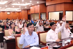 Các đại biểu thông qua Nghị quyết xác nhận kết quả lấy phiếu tín nhiệm đối với các chức danh do Hội đồng Nhân dân Thành phố Hồ Chí Minh bầu. (Ảnh: Xuân Khu/TTXVN)