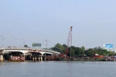 Cầu Bình Triệu 1 trên Quốc lộ 13 có tĩnh không thấp, không đáp ứng yêu cầu theo quy hoạch. (Ảnh: Tiến Lực/TTXVN)