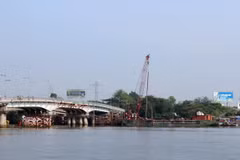 Cầu Bình Triệu 1 trên Quốc lộ 13 có tĩnh không thấp, không đáp ứng yêu cầu theo quy hoạch. (Ảnh: Tiến Lực/TTXVN)