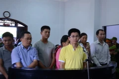 Bị cáo Trần Minh Lợi (giữa) trong phiên tòa xét xử sơ thẩm vụ án “Đưa, nhận hối lộ và lợi dụng ảnh hưởng đối với người có chức vụ, quyền hạn để trục lợi” tháng 3/2017. (Ảnh: Ngọc Minh/TTXVN)