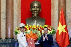 Chủ tịch nước Võ Văn Thưởng trao quyết định thăng cấp bậc hàm Thượng tướng cho Thứ trưởng Bộ Công an Nguyễn Duy Ngọc. (Ảnh: Thống Nhất/TTXVN)