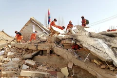 Hoạt động cứu hộ được tiến hành tại hiện trường động đất ở tỉnh Cam Túc, Trung Quốc. (Ảnh: THX/TTXVN)