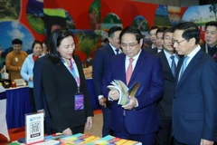 Thủ tướng Phạm Minh Chính tham quan trưng bày sách, báo về hoạt động ngoại giao. (Ảnh: Dương Giang/TTXVN)