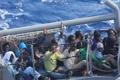 Người di cư Somalia gặp nạn tại biển Địa Trung Hải sau khi được tàu chiến USS San Antonio cứu. Ảnh minh họa. (Nguồn: AFP/TTXVN)