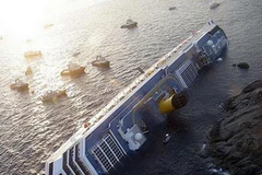 Chiếc tàu Costa Concordia mắc cạn tại đảo Giglio của Italy. (Nguồn: Reuters)
