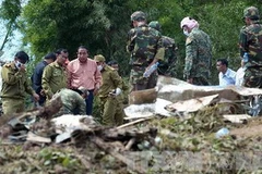 Binh sỹ Lào tại hiện trường vụ tai nạn. (Ảnh: AFP/TTXVN)