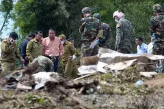 Binh sỹ Lào tại hiện trường vụ tai nạn. (Ảnh: AFP/TTXVN)