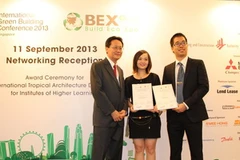 Phạm Hữu Lộc (thứ nhất, bên phải), sinh viên Việt Nam, trưởng nhóm sinh viên đoạt giải nhất. (Ảnh: Kim Yến/Vietnam+) 