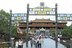 Du khách thăm các di tích trong Đại nội Huế. (Ảnh: Anh Tuấn/TTXVN)