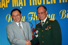 Đại sứ Việt Nam tại Đức Đỗ Hòa Bình và Chủ tịch Hội Cựu chiến binh Việt Nam ở Berlin-Brandeburg Mai Ngọc Yên tại buổi gặp mặt. (Ảnh: Văn Long-Thanh Hải/Vietnam+)