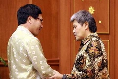 Hoàng tử Brunei đón Bộ trưởng Ngoại giao VN Phạm Bình Minh tới dự Hội nghị Ngoại trưởng ASEAN ở Bandar Seri Begawan ngày 29/6. (Nguồn: THX/TTXVN)