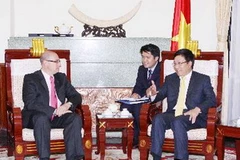 Bộ trưởng Ngoại giao Phạm Bình Minh tiếp Thứ trưởng Ngoại giao Ecuador Marco Albuja. (Ảnh: Dương Giang/TTXVN)