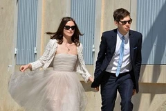 Keira bước đi bên chồng mới cưới. (Nguồn: matrixpictures.co.uk)