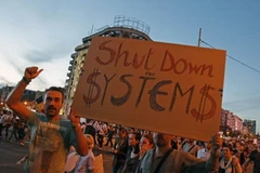 Những người tuần hành ở Bucharest ngày 15/9. (Nguồn: Reuters)